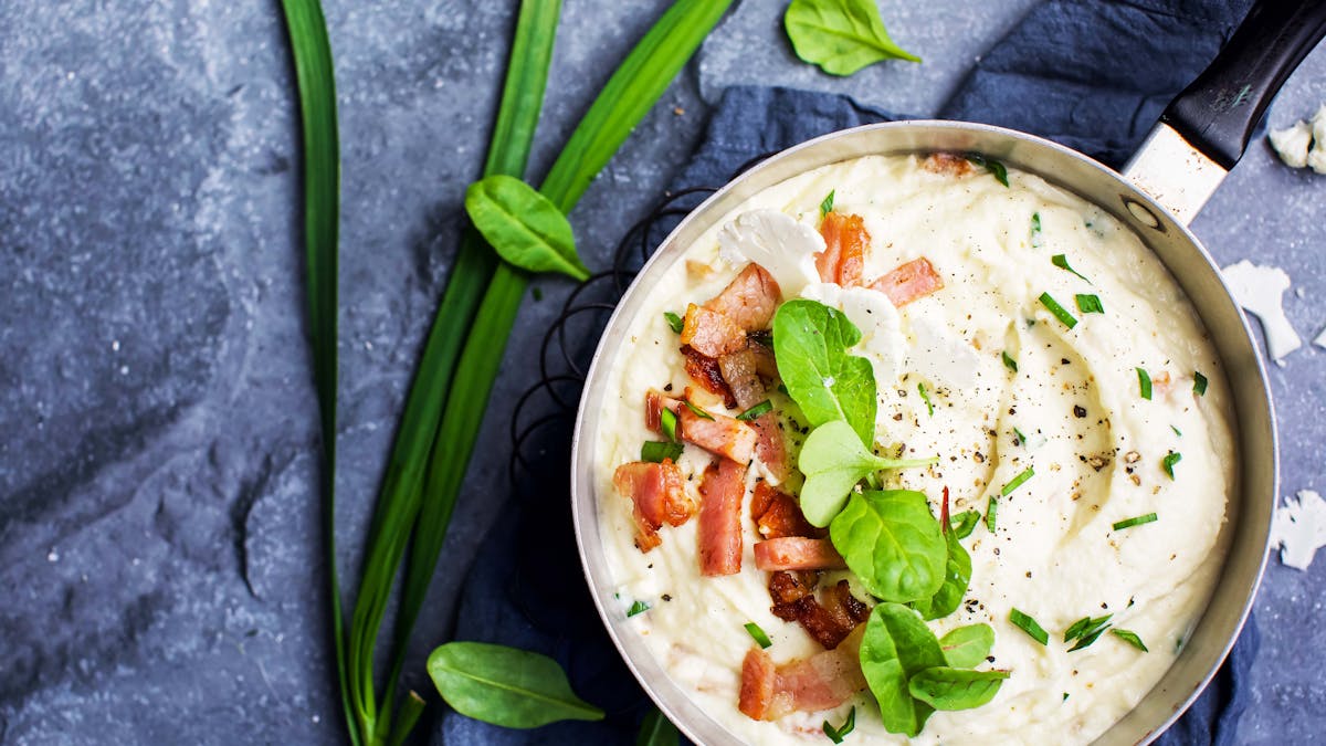 Blomkålsmos med pancetta och gräddfil