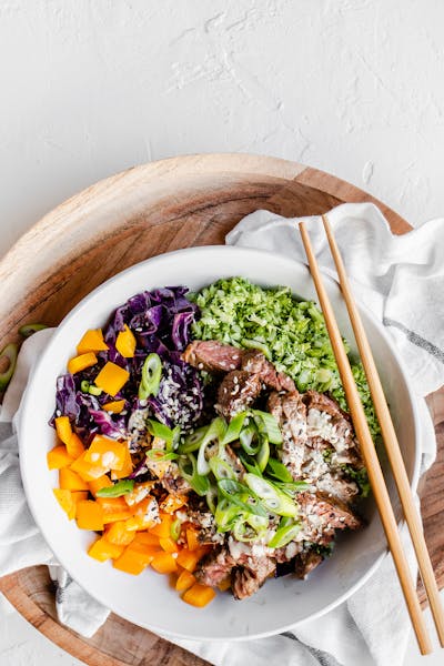 LCHF-bowl med biff och broccoliris