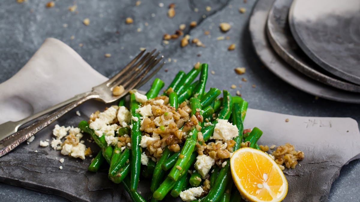Haricots verts med nötsmul och fetaost