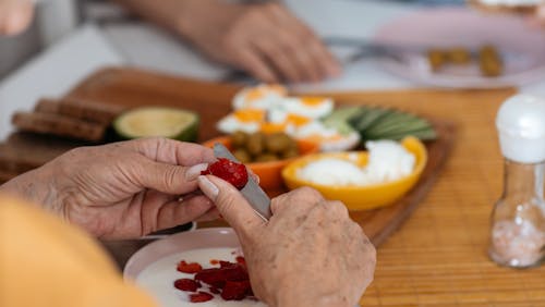 Monica 81 år: "16:8-modellen ger mig mer skapartid"