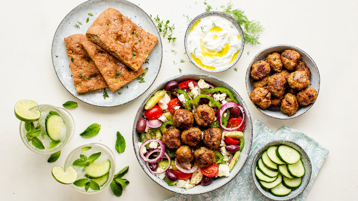 Grekisk sallad med köttbullar (keftedes) och tzatziki