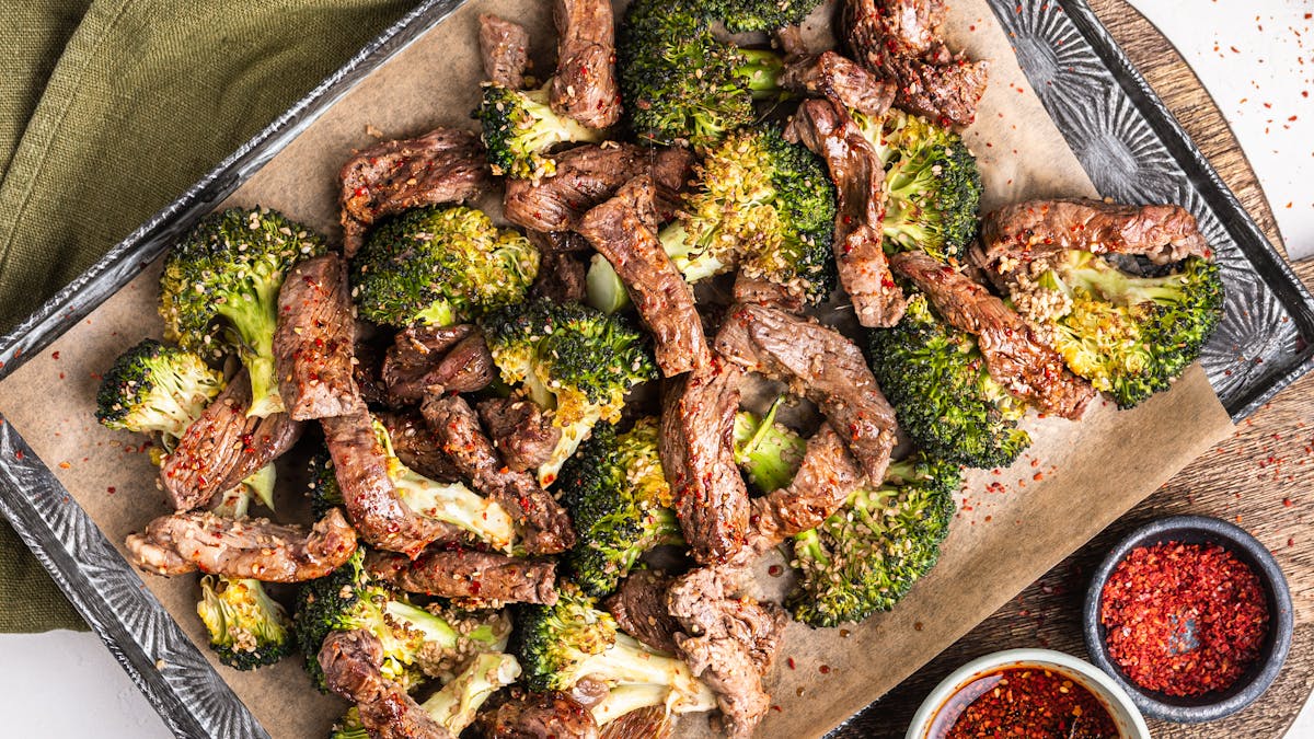 Asiatisk långpanna med biff och broccoli