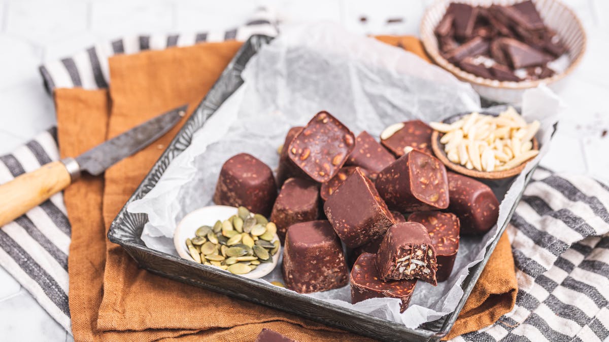 Sockerfria chokladpraliner med nötter och frön