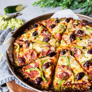 Zucchini-pizza med salami