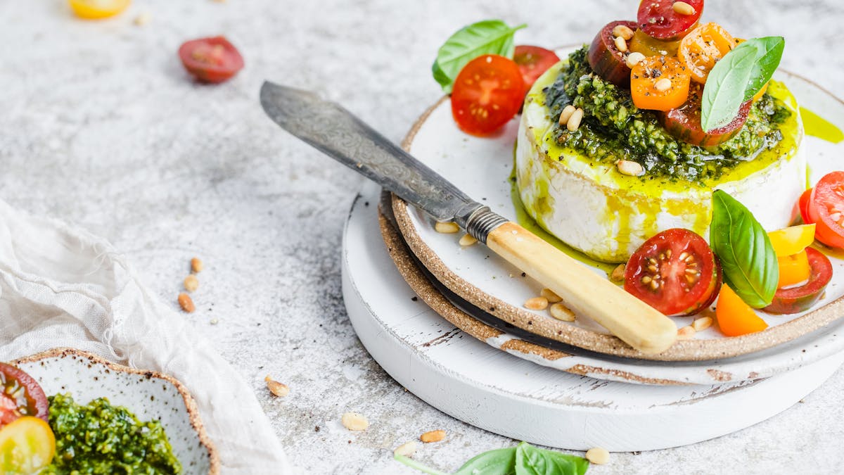 Brietårta med pesto och tomat