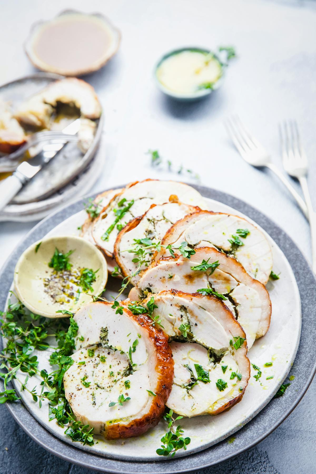 Ugnsrostade örtfyllda kalkonrulader