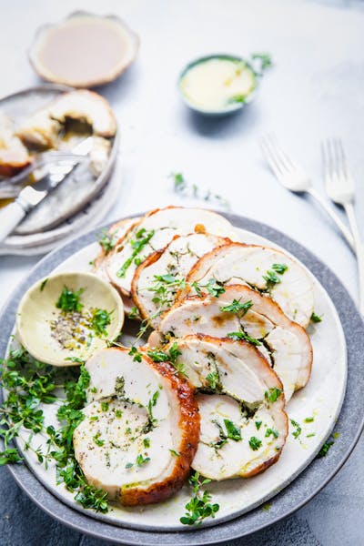 Ugnsrostade örtfyllda kalkonrulader