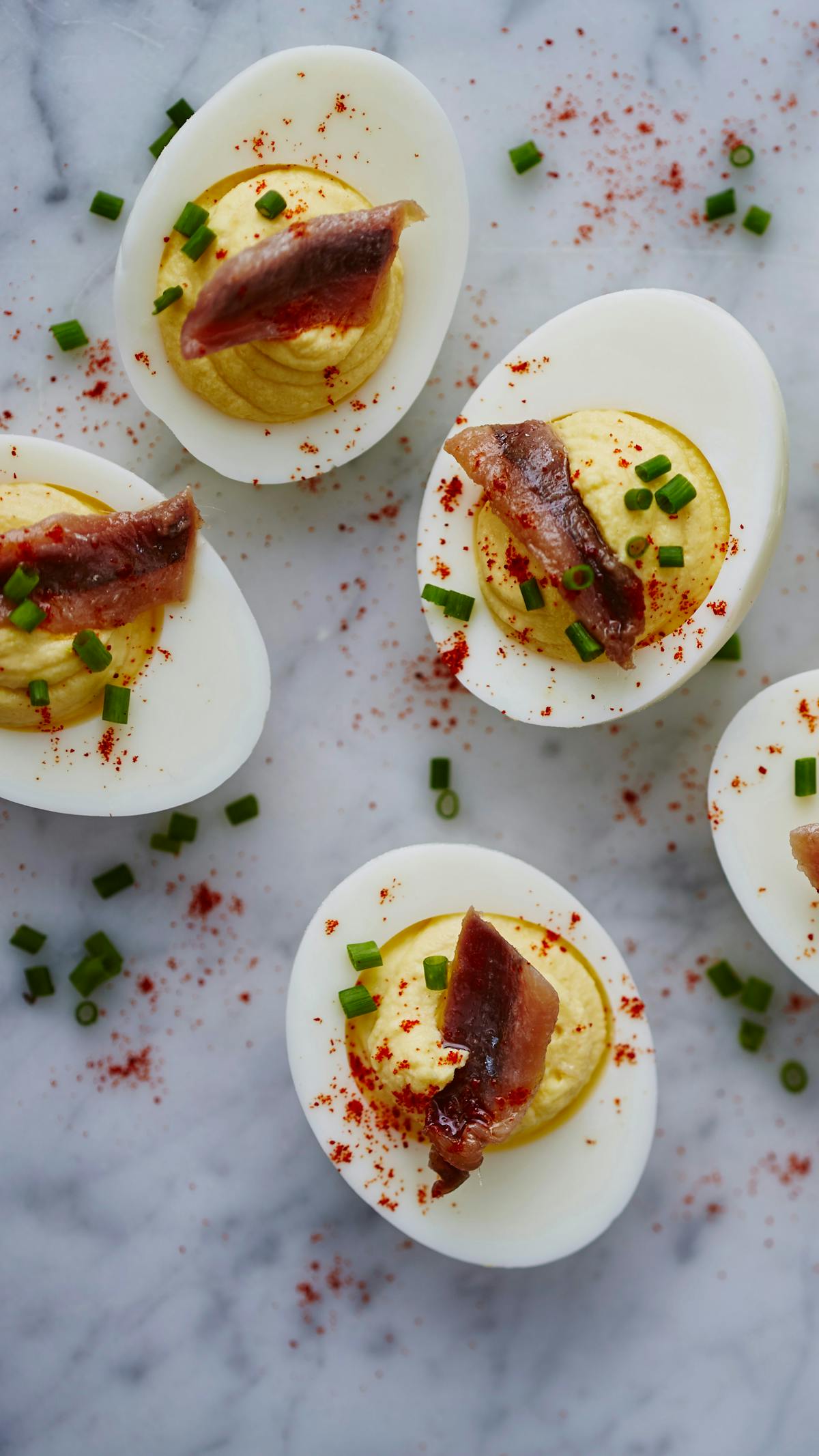 Fyllda ägghalvor med ansjovis och rosmarin