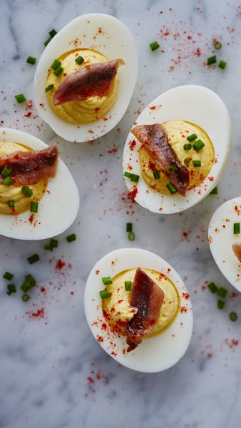 Fyllda ägghalvor med ansjovis och rosmarin