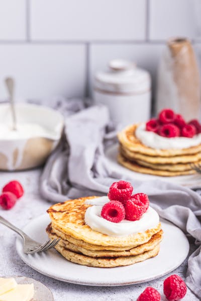 Proteinpannkakor med grekisk yoghurt och hallon