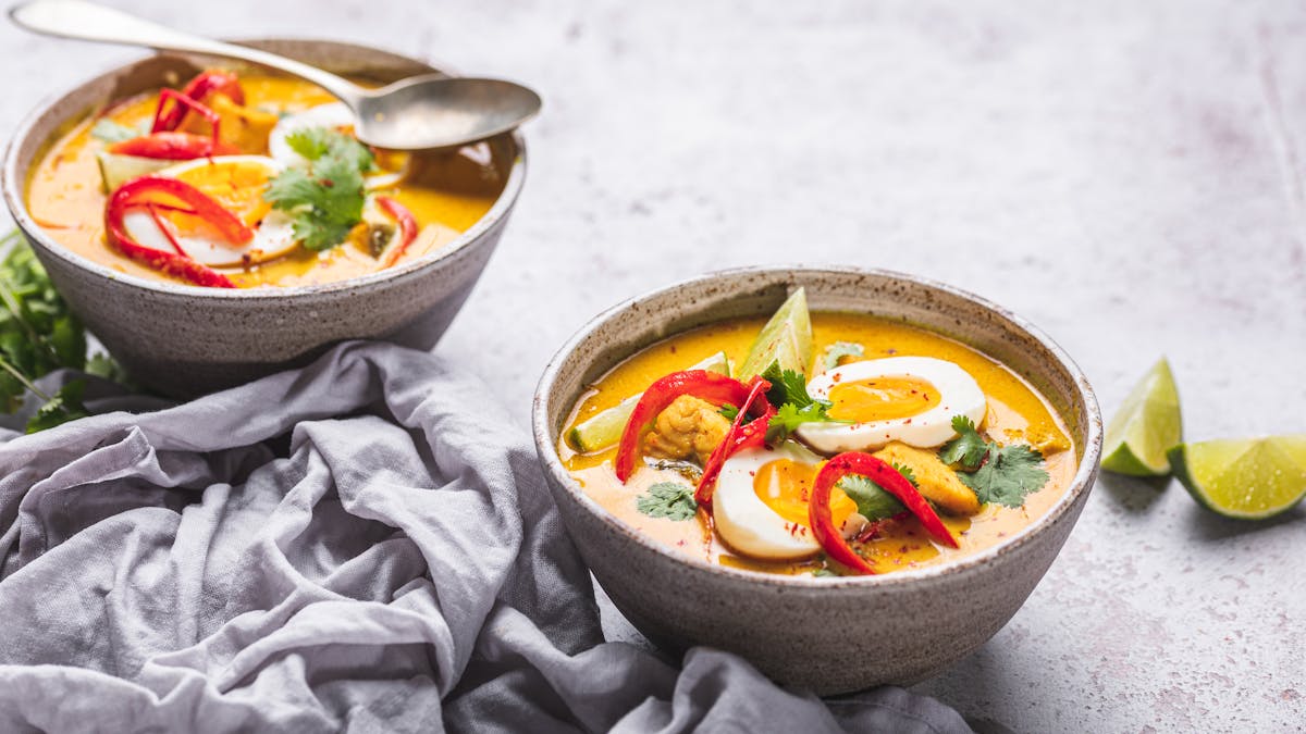 Laksa med lax och krispig kål