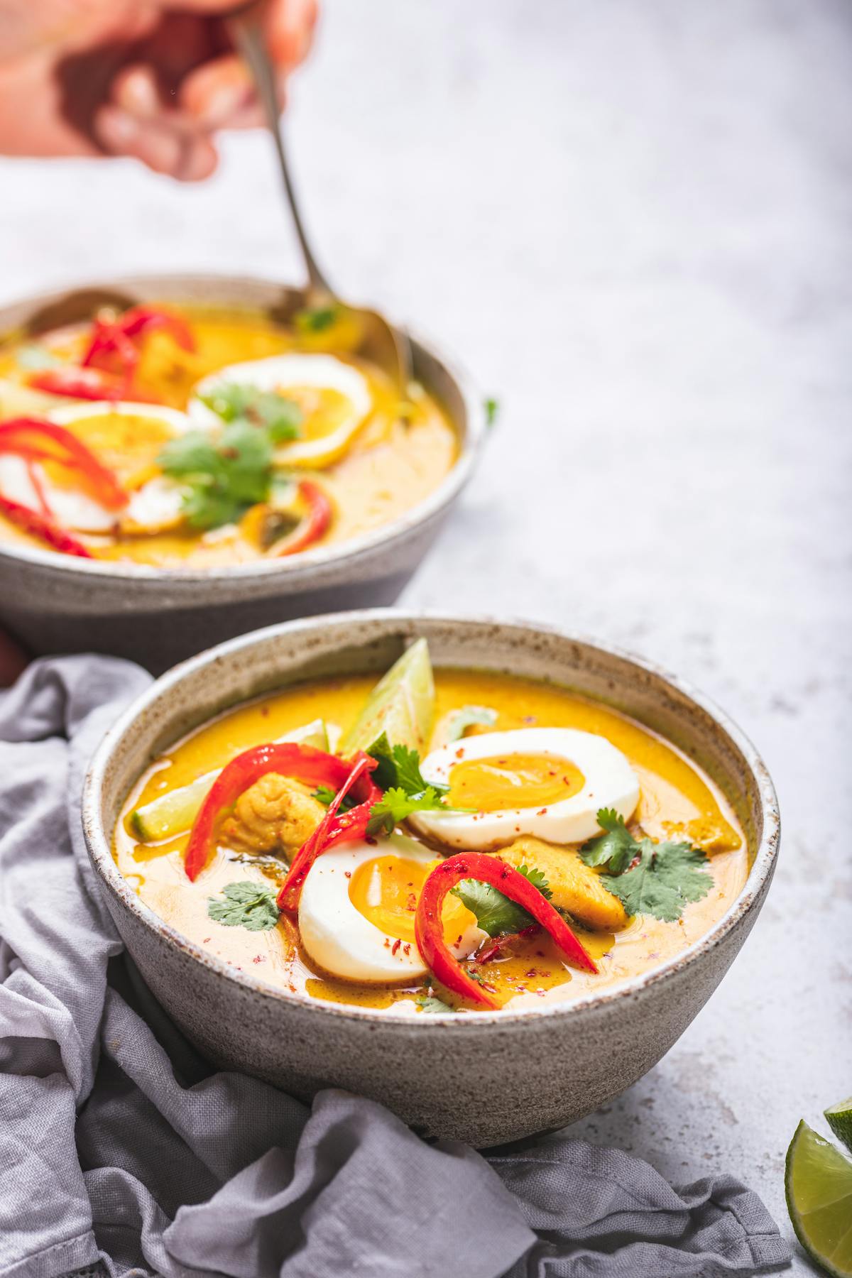 Laksa med lax och krispig kål