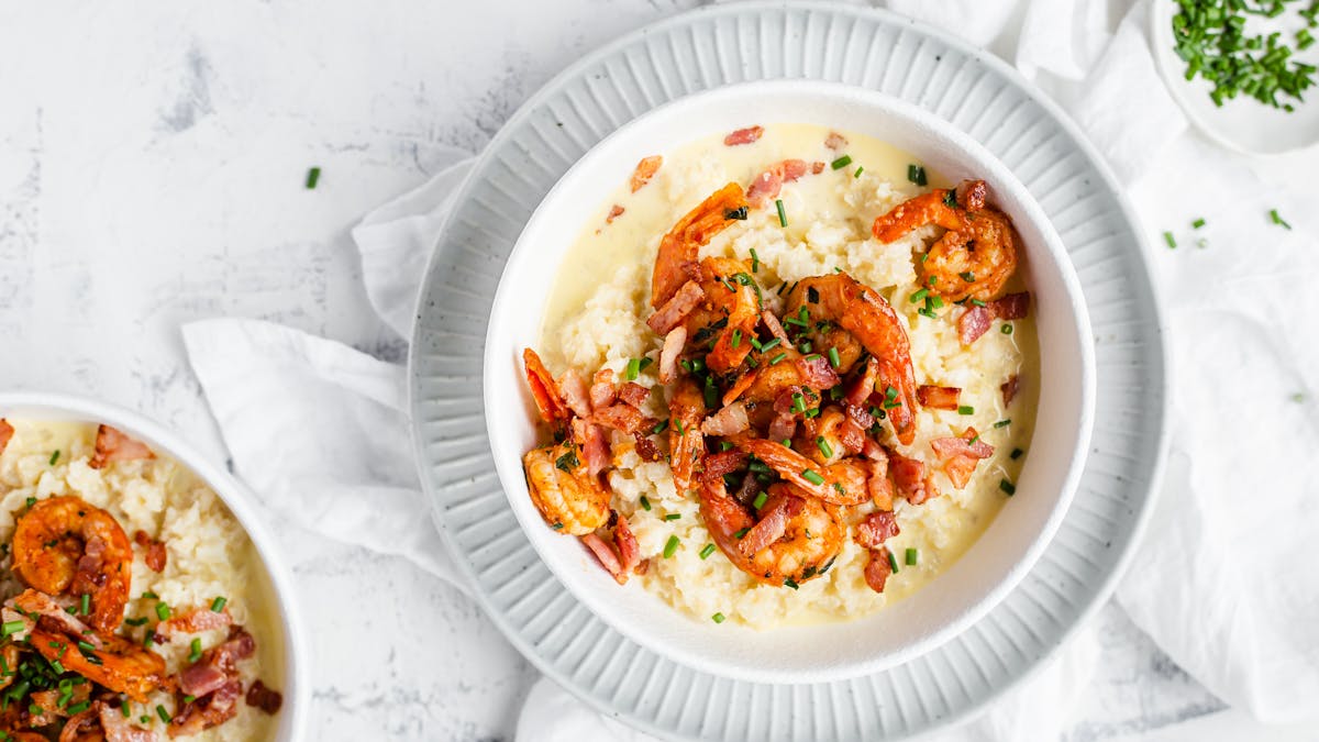 Kryddiga räkor med blomkålsgrits