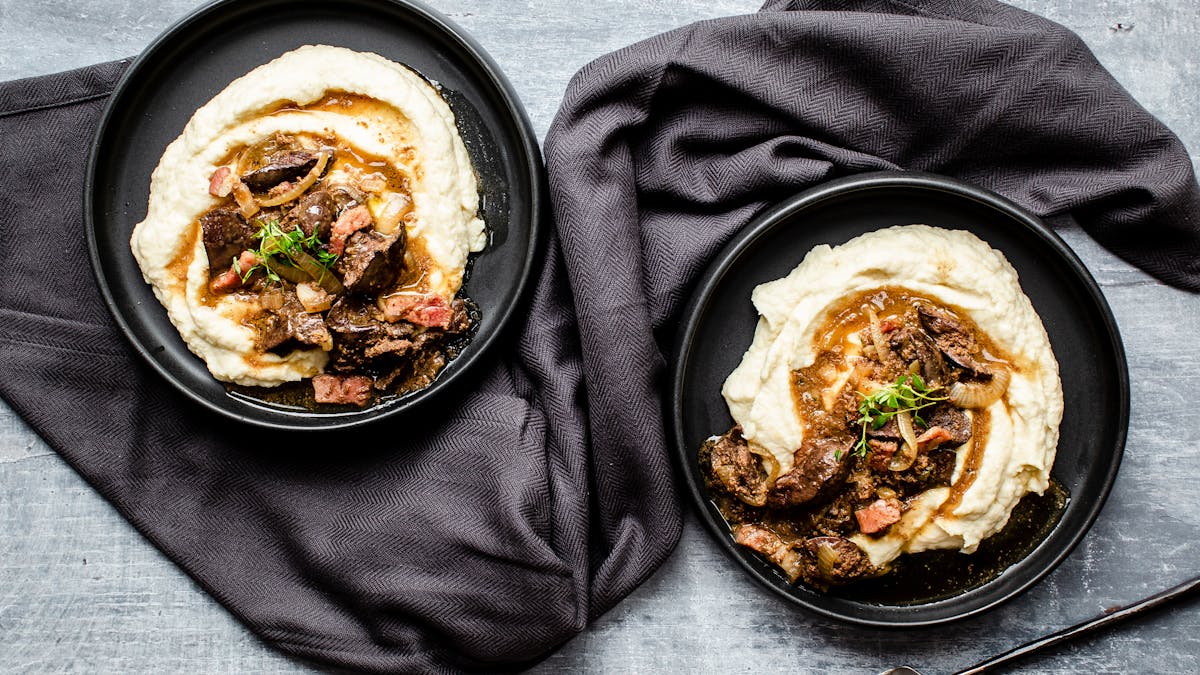 Brynt kycklinglever med krämigt blomkålsmos