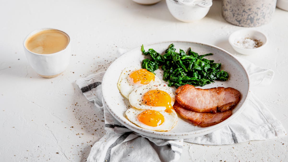 Proteinrik frukost med kalkonbacon, ägg och spenat