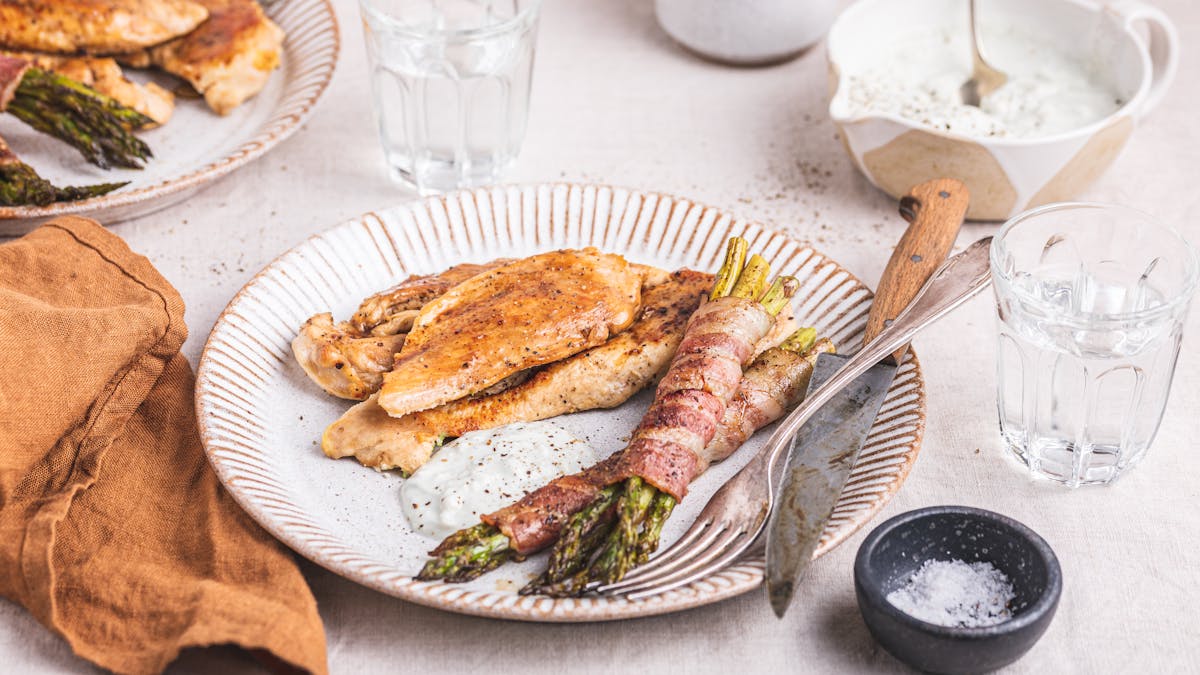 Kycklingfilé med baconlindad sparris och ädelostdressing