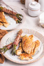 Kycklingfilé med baconlindad sparris och ädelostdressing