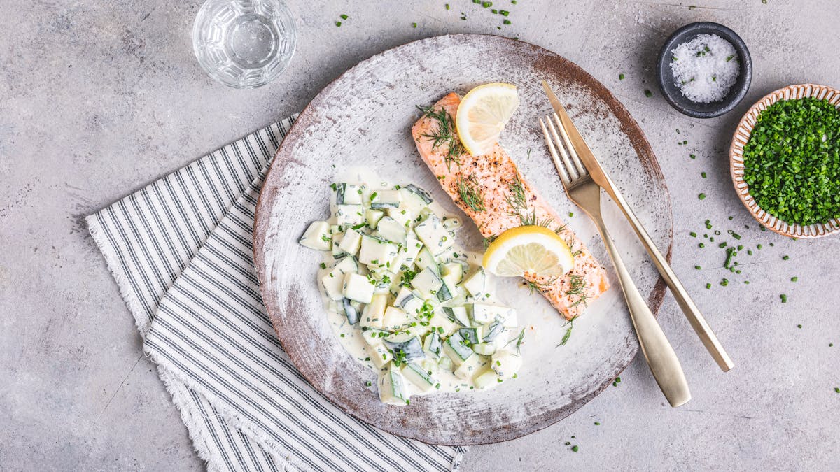 Ugnsbakad lax i citronsmör med falsk potatissallad