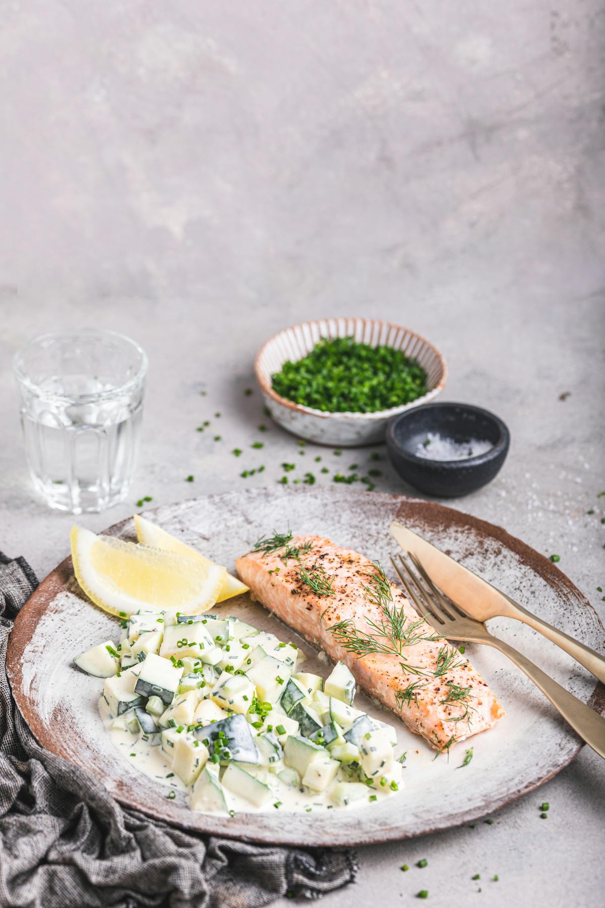 Ugnsbakad lax i citronsmör med falsk potatissallad