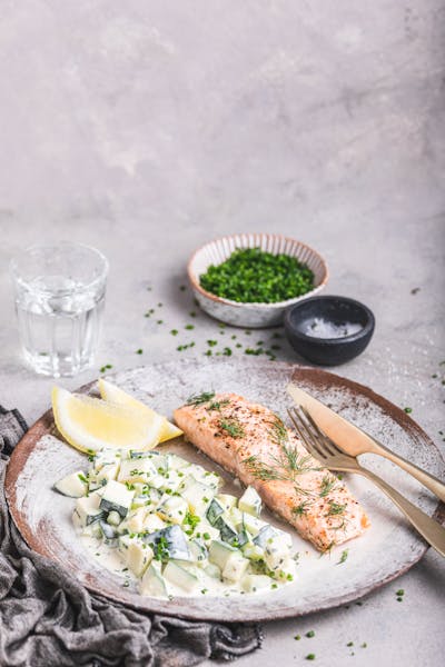 Ugnsbakad lax i citronsmör med falsk potatissallad