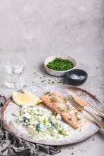 Ugnsbakad lax i citronsmör med falsk potatissallad