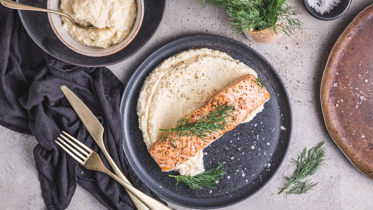 Ugnsbakad lax i citronsmör med blomkålsmos