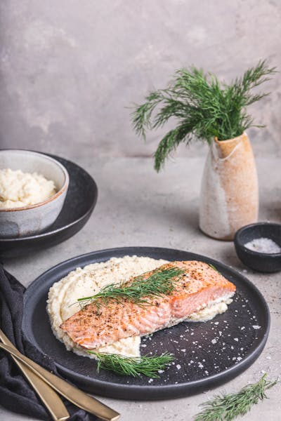 Ugnsbakad lax i citronsmör med blomkålsmos
