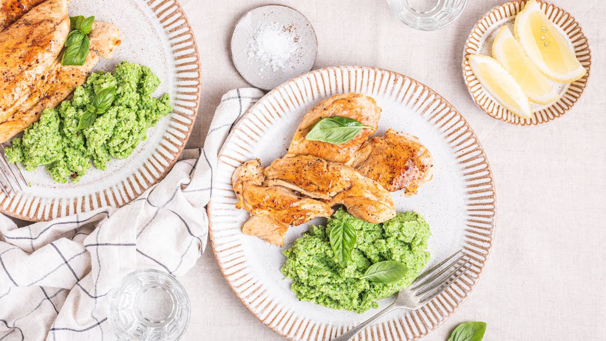 Stekt kycklingfilé med broccolimos