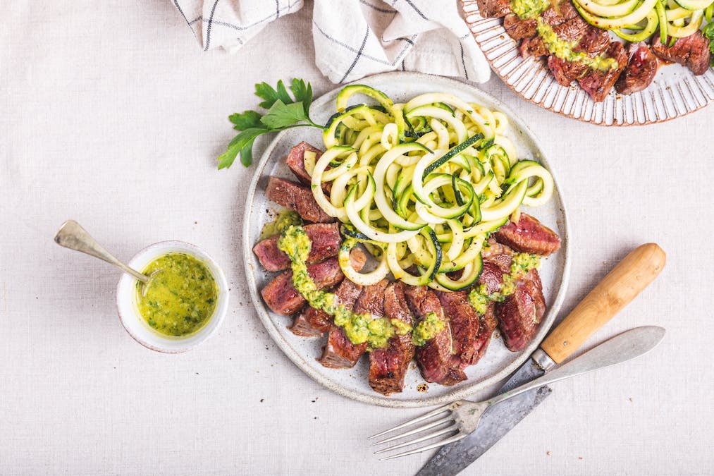 Ryggbiff med zoodles och chimichurridressing