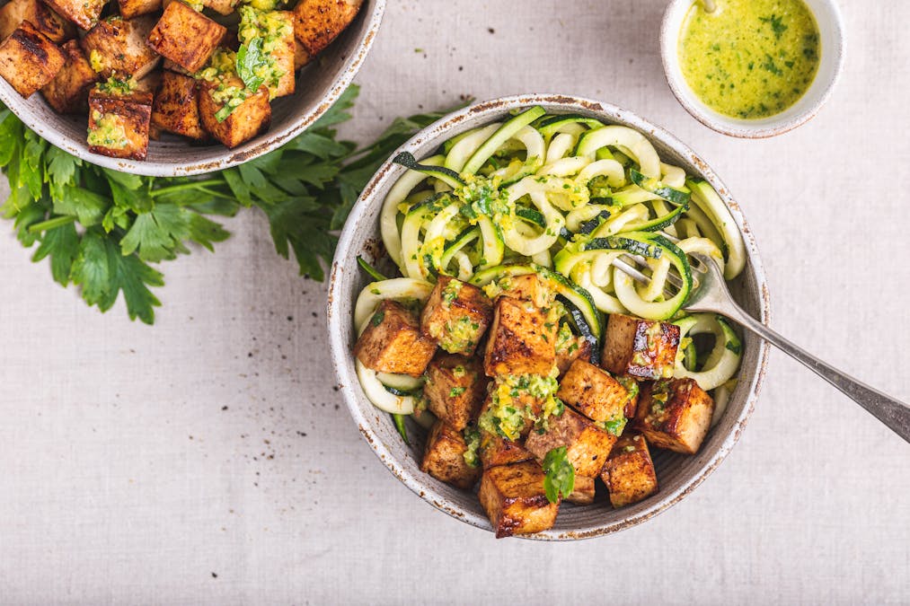 Tofu med zoodles och chimichurridressing