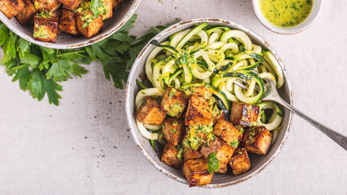 Tofu med zoodles och chimichurridressing