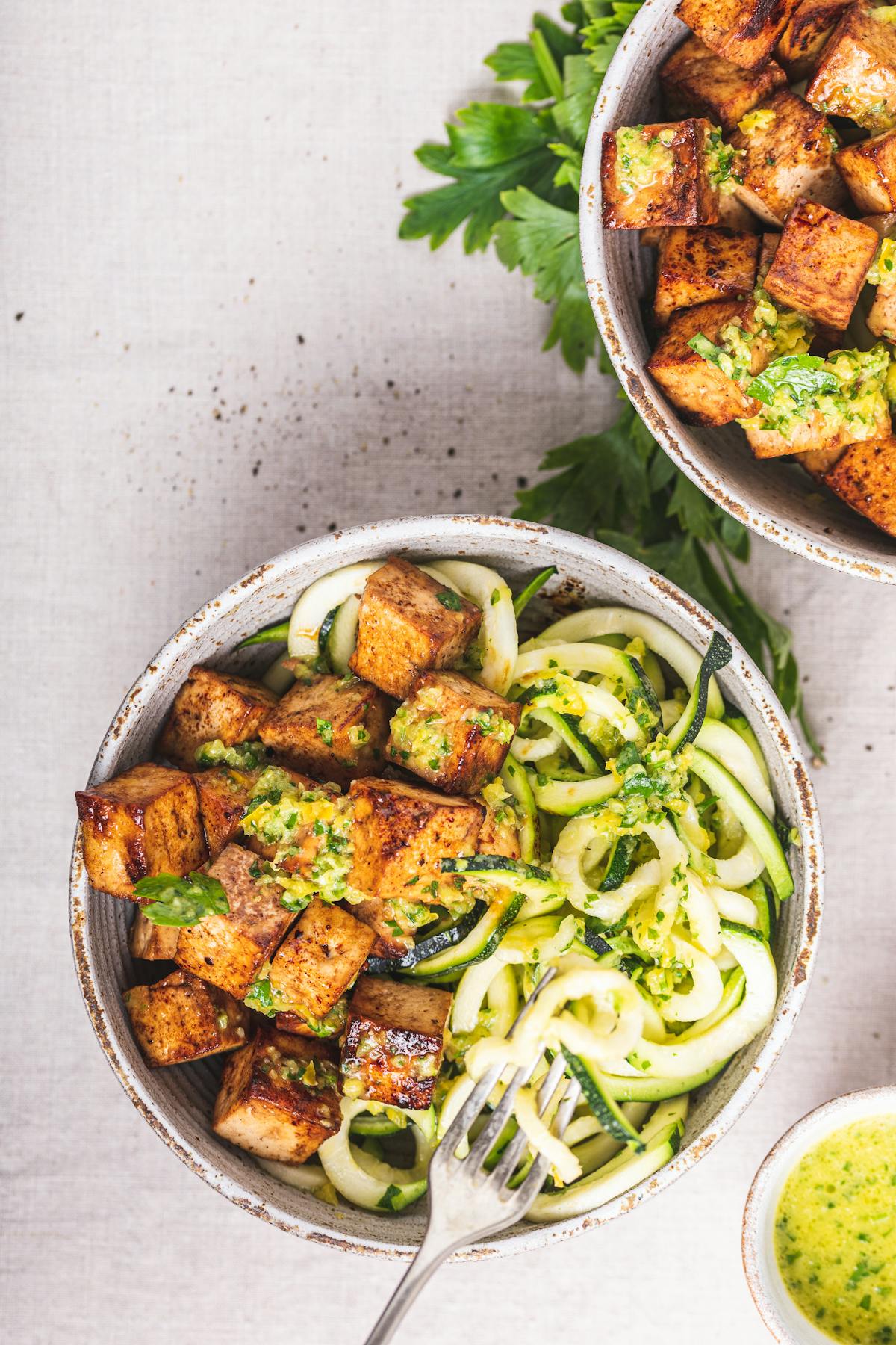 Tofu med zoodles och chimichurridressing