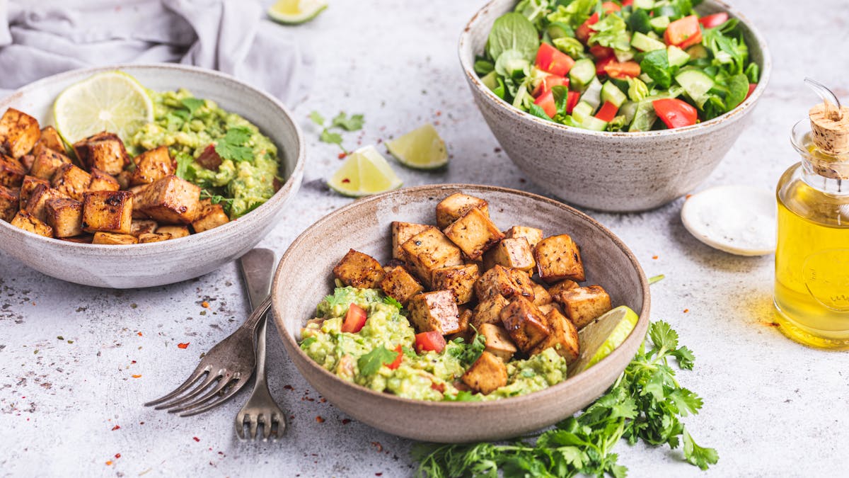 Mexikansk tofu med guacamole och sallad