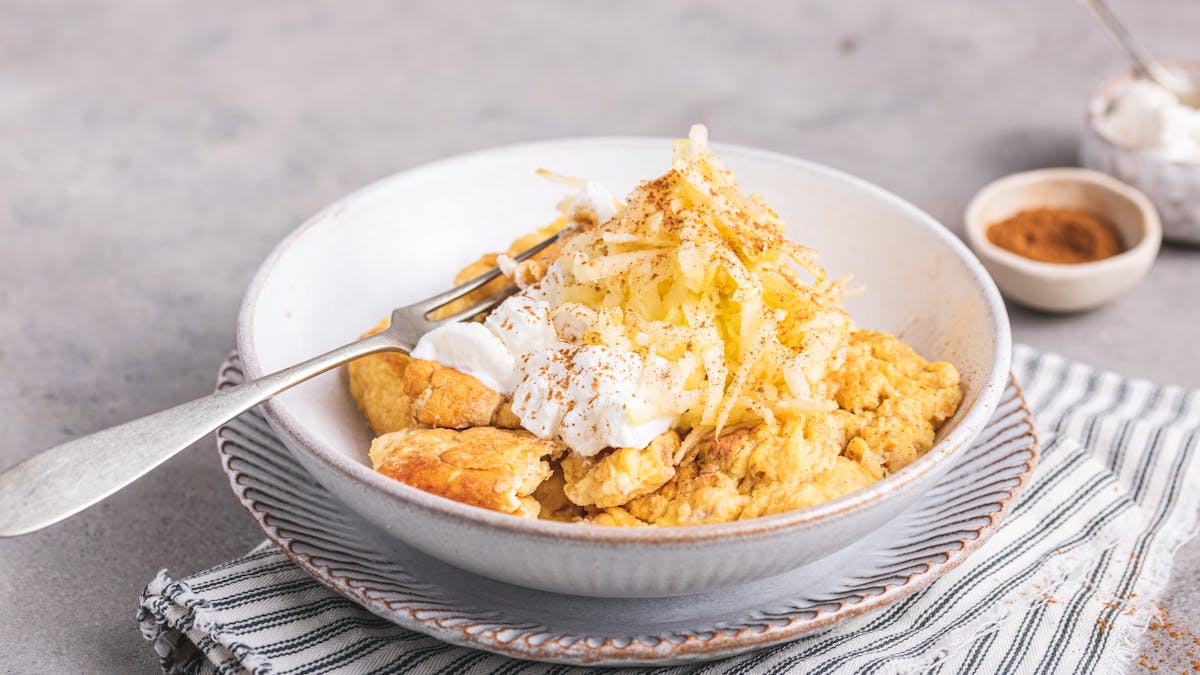 Pannkaksröra med grekisk yoghurt, äpple och kanel