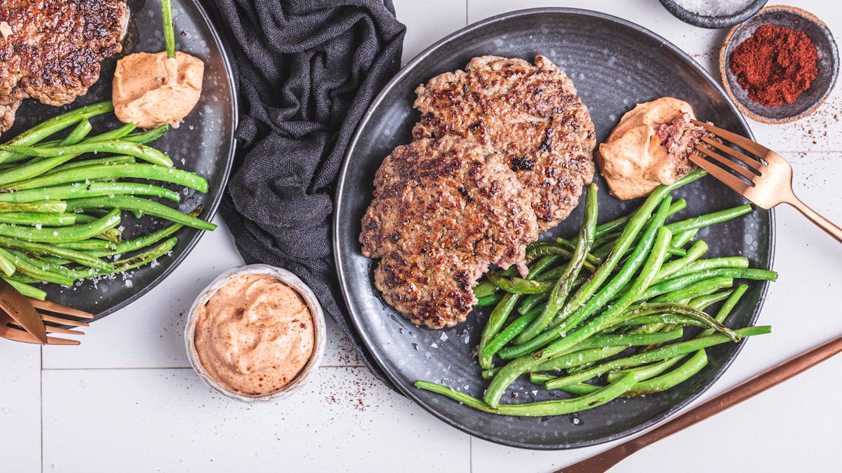 Smashburgare med haricots verts och chipotlemajo