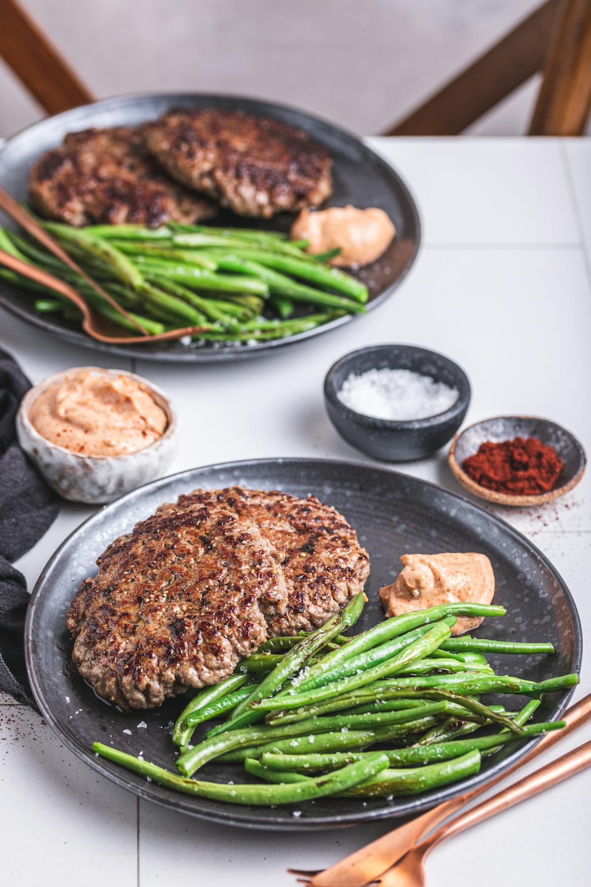 Smashburgare med haricots verts och chipotlemajo