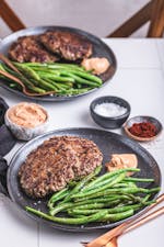 Smashburgare med haricots verts och chipotlemajo