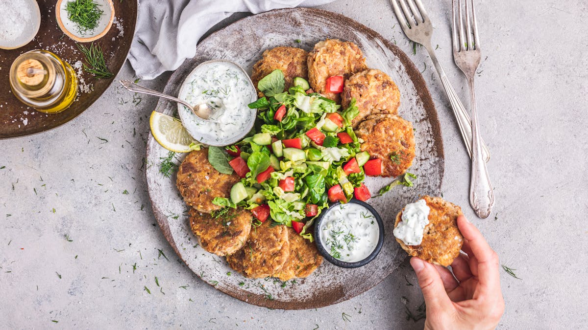 Tonfiskburgare med sallad och tzatziki