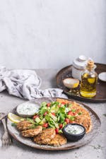 Tonfiskburgare med sallad och tzatziki