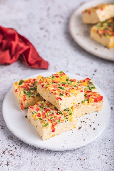 Vegetariska äggrutor med cheddar och paprika