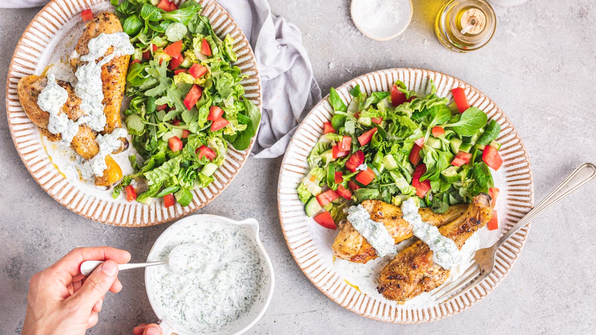 Ugnsrostade kycklingben med sallad och tzatziki