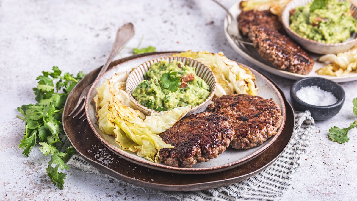 Smashed burger med guacamole och rostad vitkål