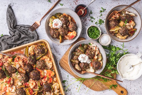 Köttbulleplåt med kryddiga grönsaker
