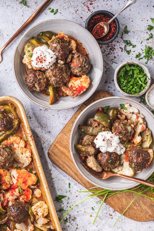 Köttbulleplåt med kryddiga grönsaker