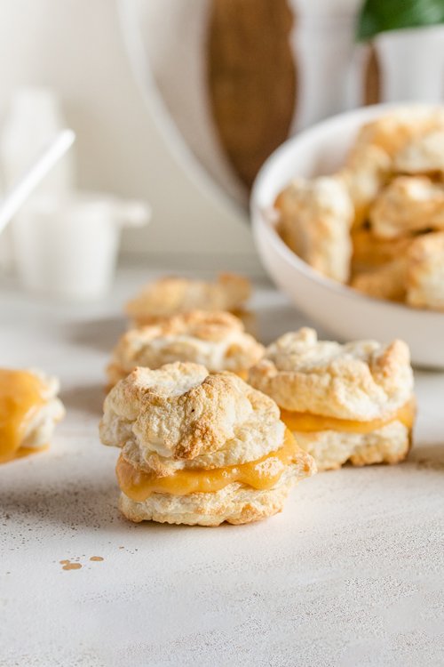 Sockerfria mandelkakor med lemon curd