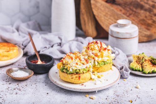 Avokadotoast med rivet ägg på proteinbröd