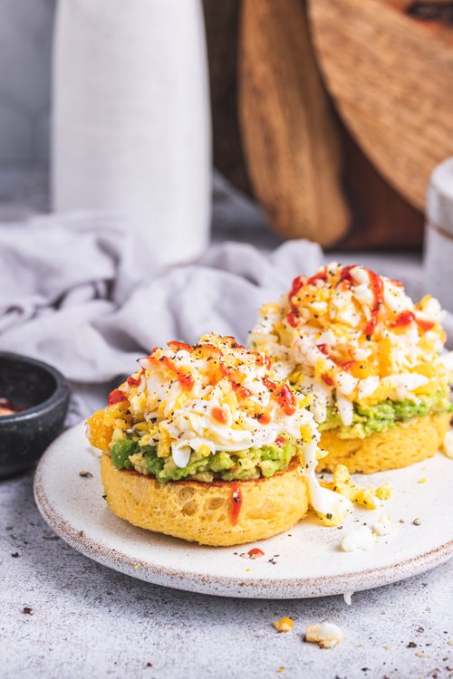 Avokadotoast med rivet ägg på proteinbröd
