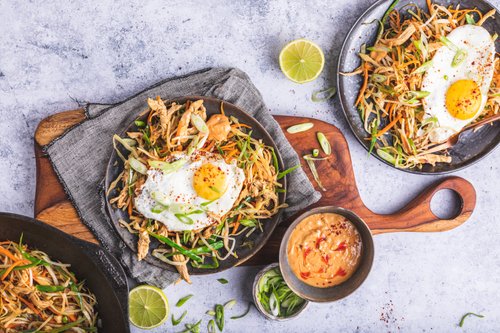 Gado gado-wok med kyckling och stekt ägg