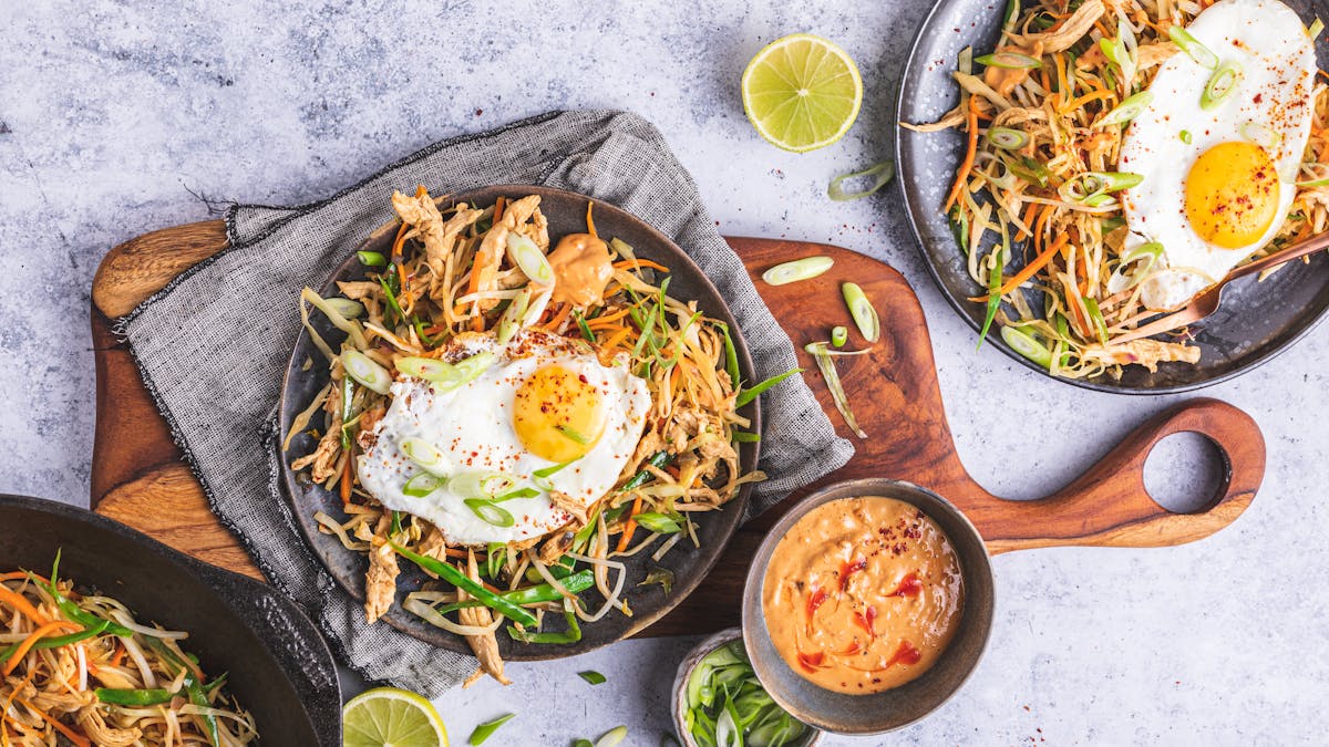 Gado gado-wok med kyckling och stekt ägg