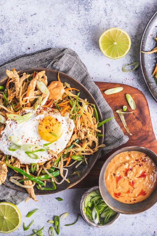Gado gado-wok med kyckling och stekt ägg